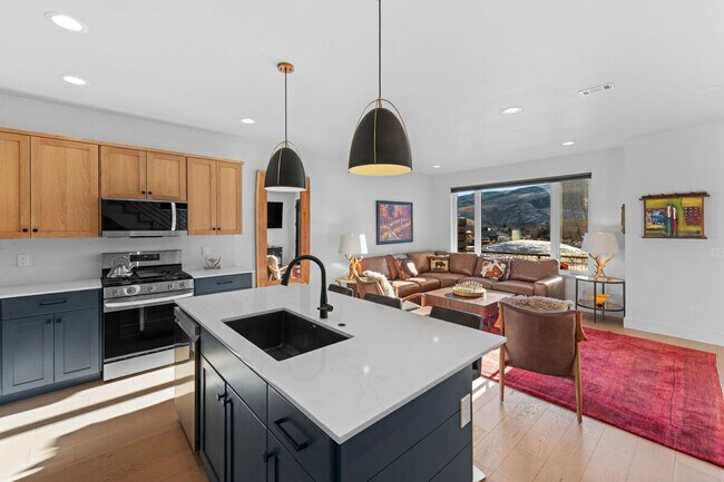 Building Photo - 85 Haverly St