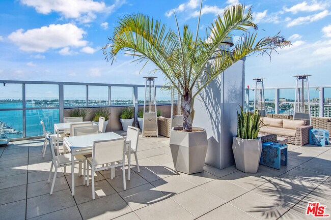 Building Photo - 13700 Marina Pointe Dr
