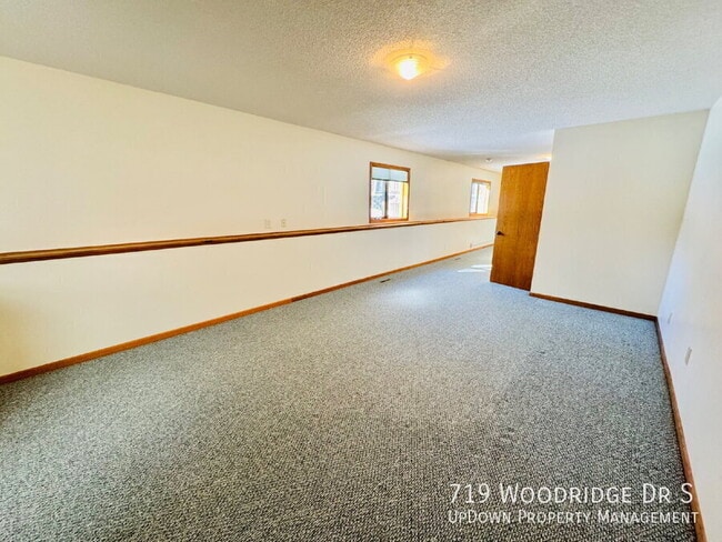 Building Photo - 719 Woodridge Dr S