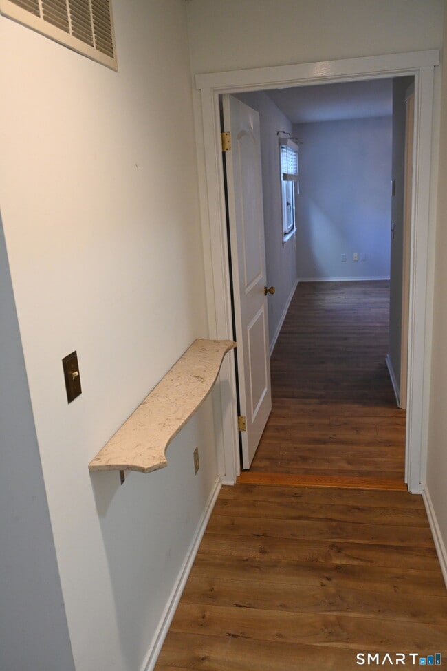 Building Photo - 922 Heritage Vlg