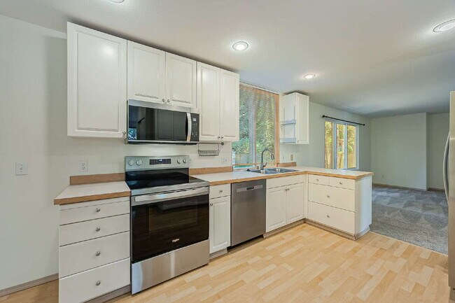 Building Photo - **NO SHOWINGS AT THIS TIME. WE HAVE A PEND...