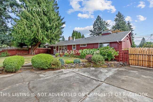 Building Photo - Beautifully updated 3 bed/1.75 bath in Des...