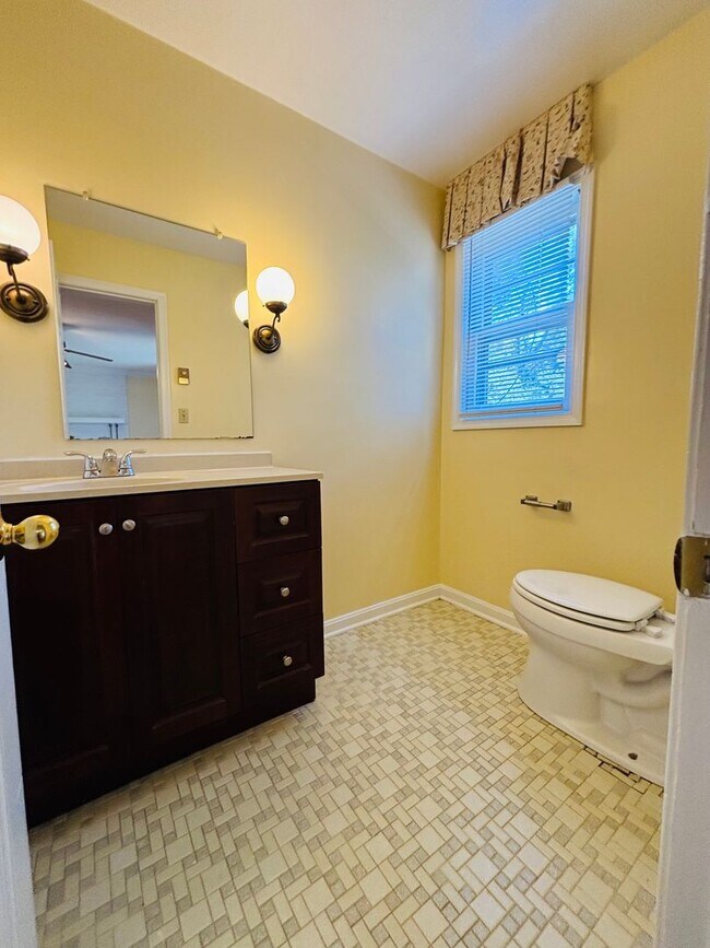Building Photo - 405 Stonegate Dr