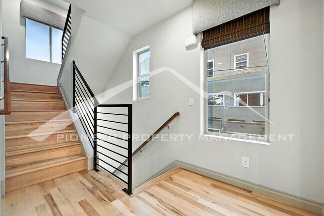 Building Photo - Modern Townhouse with Central AC and Rooft...