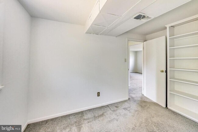 Building Photo - 1208 Pinewood Dr