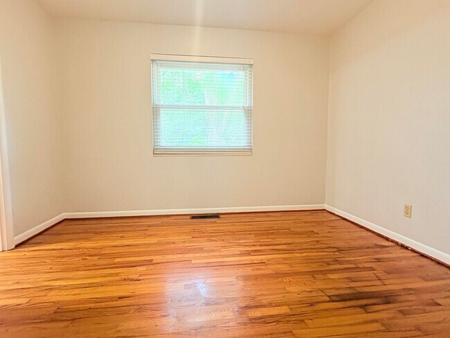 Building Photo - 1504 Sunset Ln