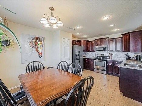 Building Photo - 1652 N Oakhaven Pl