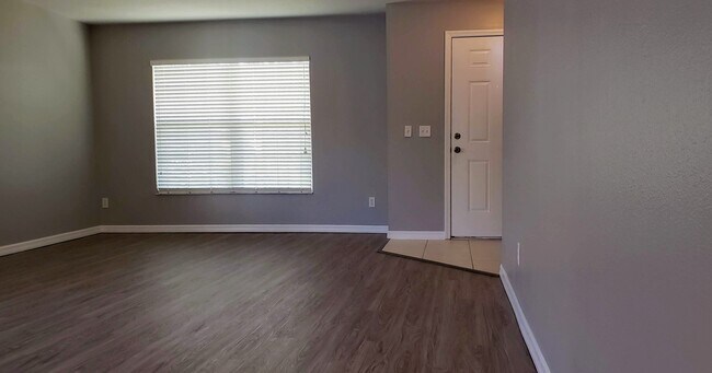 Building Photo - 4 Bedroom /2.5 bath Spacious Home In Sanfo...