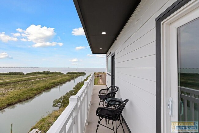 Building Photo - 111 W Sunny Isle Dr