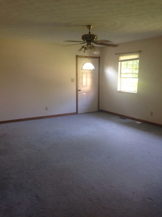 Building Photo - Immaculate three bedroom home in Ashland.
