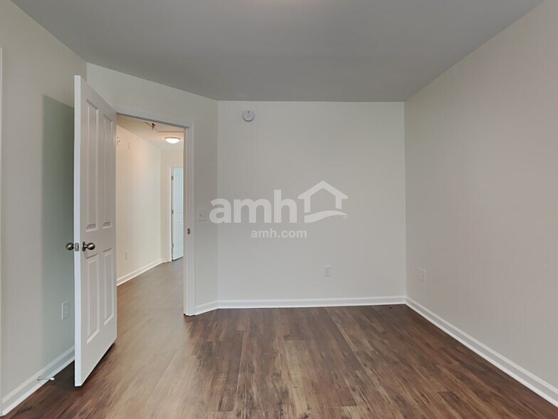 Building Photo - 70 Summer Hill Way