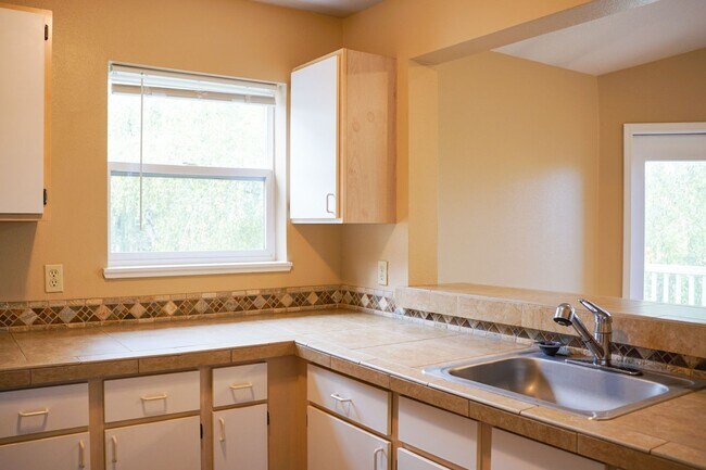 Building Photo - Top Floor 2 Bed 2 Bath with Vaulted Ceilings, Balcony & FREE RENT!