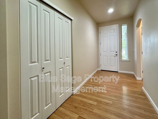 Building Photo - 50 Goldenrod Ln