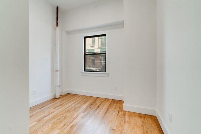 Building Photo - 163 3rd St