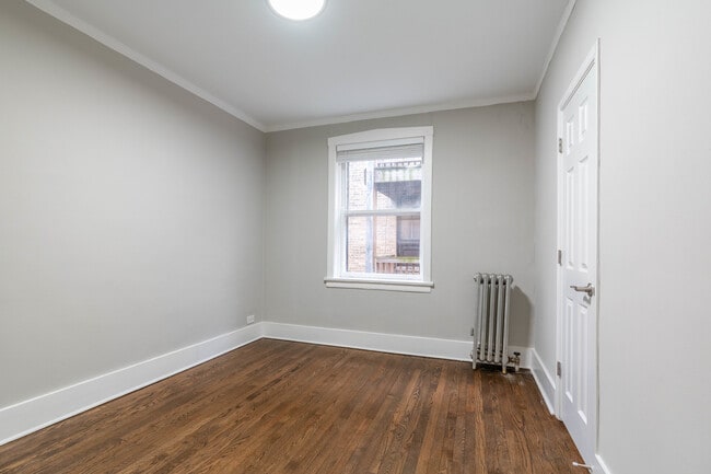 Building Photo - 7422 N Damen Ave