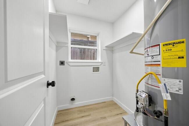 Building Photo - 1630 1/2-1632 Tabor St
