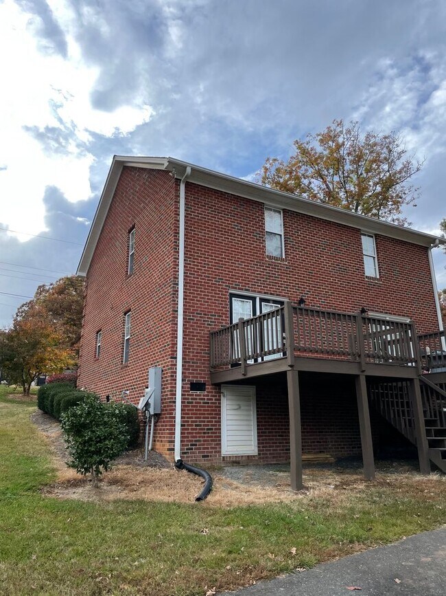 Building Photo - 1304