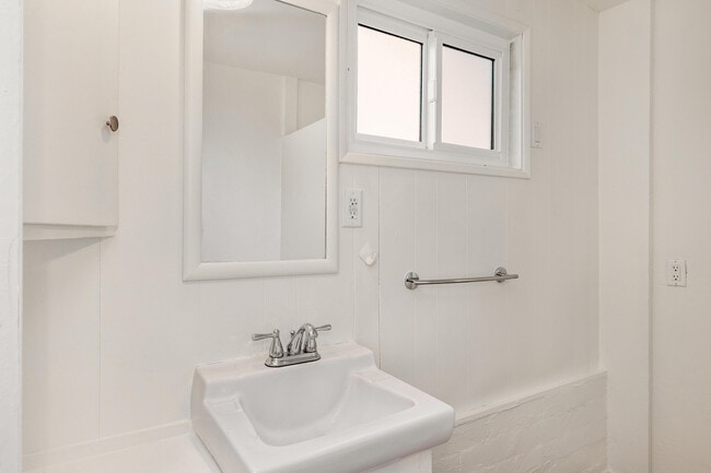 Building Photo - 38501 Bel Air Dr