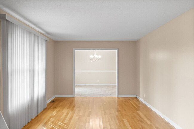 Building Photo - Move-In Special Available! Charming 3-Bedr...