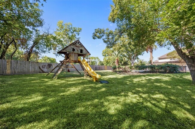 Building Photo - 4702 Bayou Vista Dr