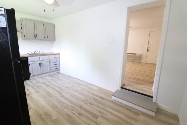 Building Photo - 21 Larue St