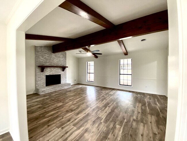Building Photo - 2102 Fillmore Dr
