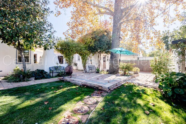 Building Photo - 3 Bedroom/2.5 Bath Home with a Mother In Law Unit - $2595 per month!