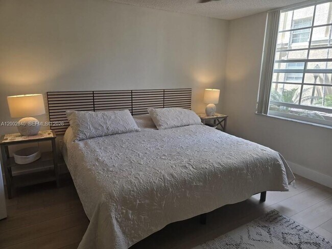 Building Photo - 520 SE 5 Ave