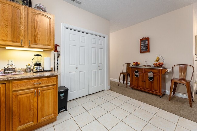 Building Photo - Available for a 6 month lease term!