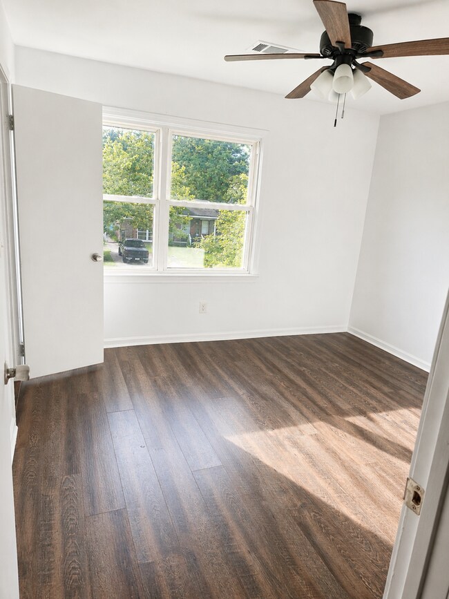 Building Photo - 142B