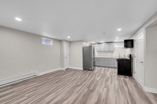 Building Photo - $3,195.00, 5 bed, 2 bath located in Denver