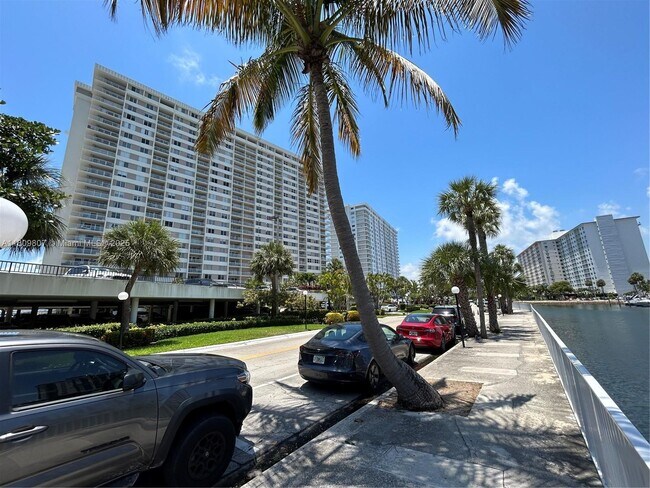 Building Photo - 300 Bayview Dr