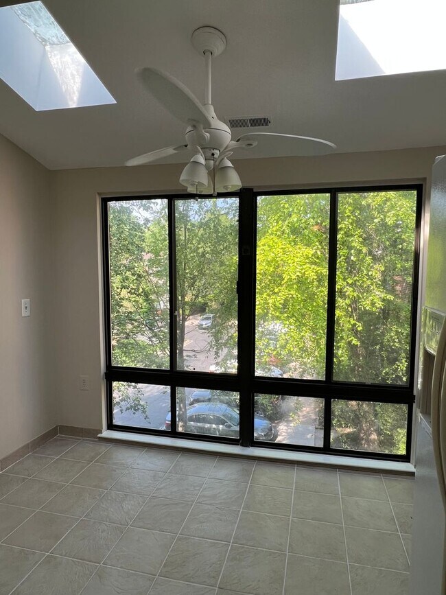 Building Photo - RENOVATED TOP LEVEL CONDO