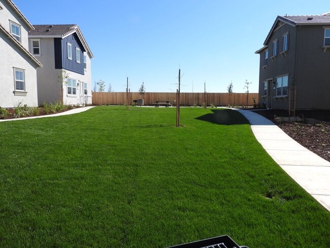 Building Photo - Beautiful Home in Roseville