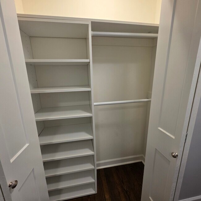 Building Photo - 420 W Aldine Ave