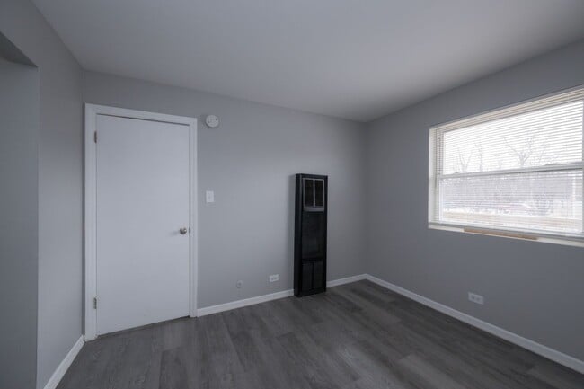 Building Photo - 15302-03 Knox-