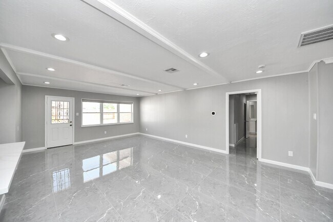 Building Photo - 9222 Sharpview Dr