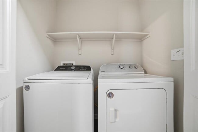 Building Photo - 600 Marimoor Dr