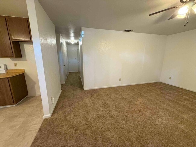 Building Photo - Elk Grove 3 Bed 2 Bath Close to Schools