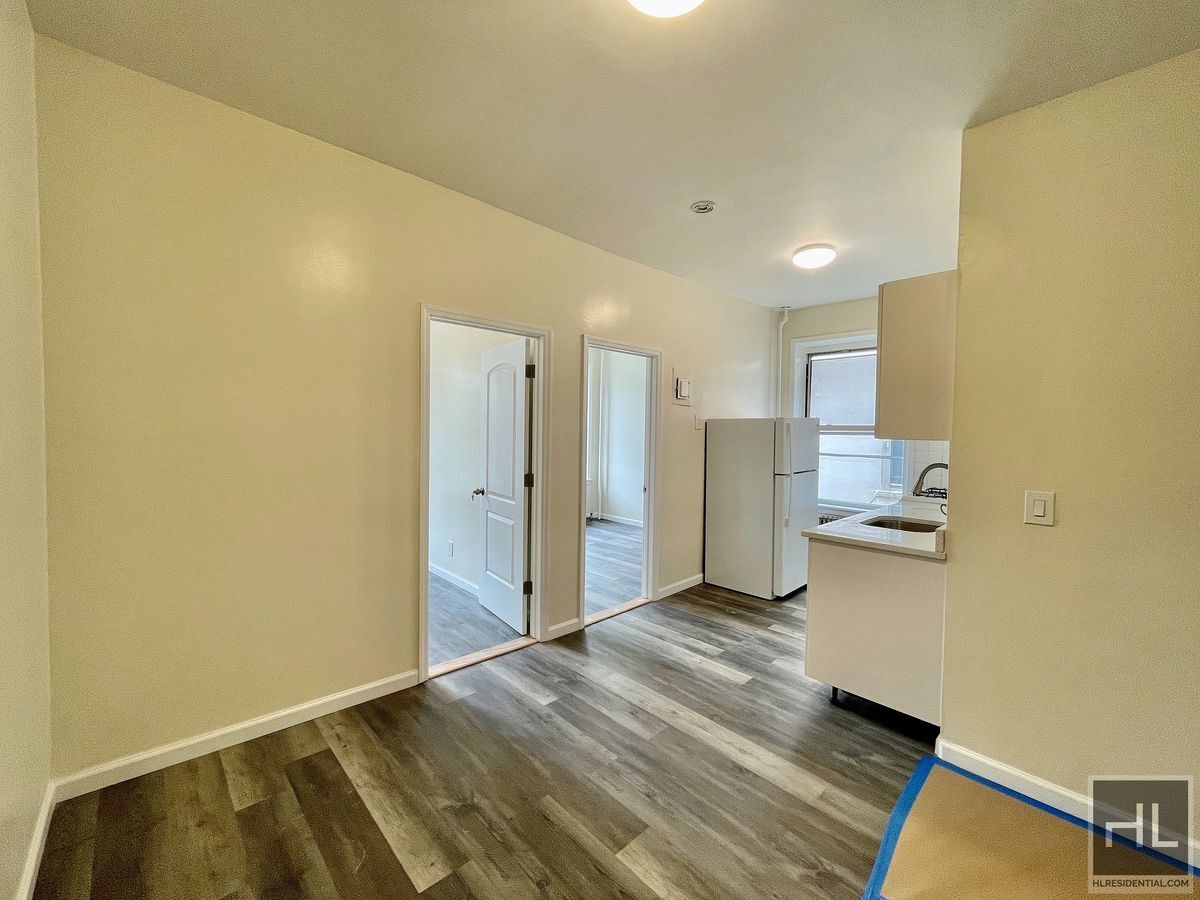 Building Photo - 34 AVENUE 2.5 bedroom includes heat and hot water