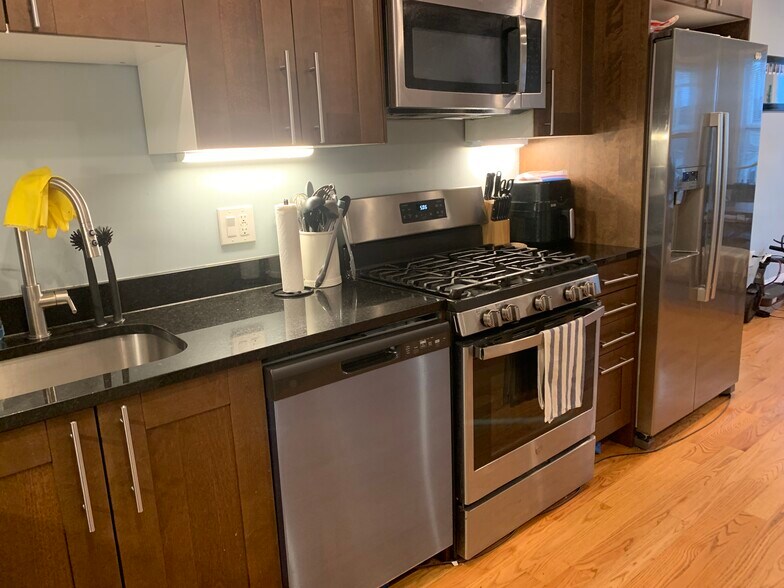 Building Photo - 186 Kelton St