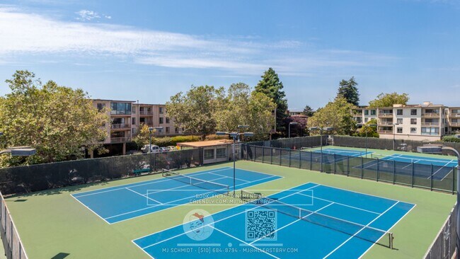 Building Photo - Bright Airy 1-Bedroom with Sweeping city Views, Includes water/garbage/parking/amenities!