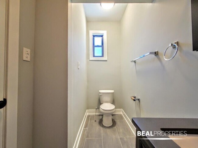Building Photo - 1 bedroom in CHICAGO IL 60625