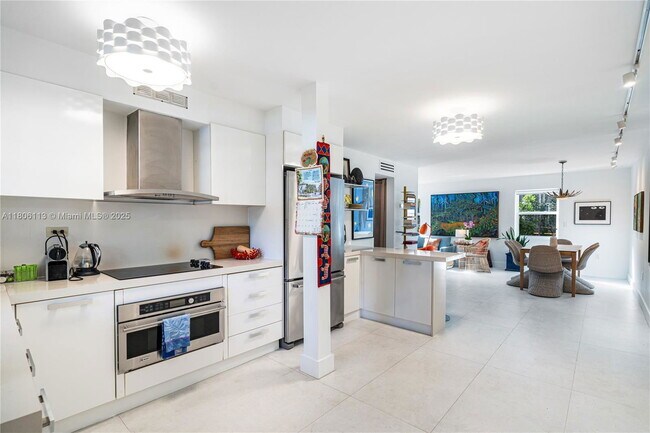 Building Photo - 61 Collins Ave