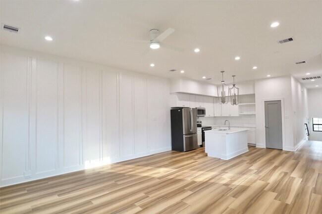 Building Photo - 421 E 41st St