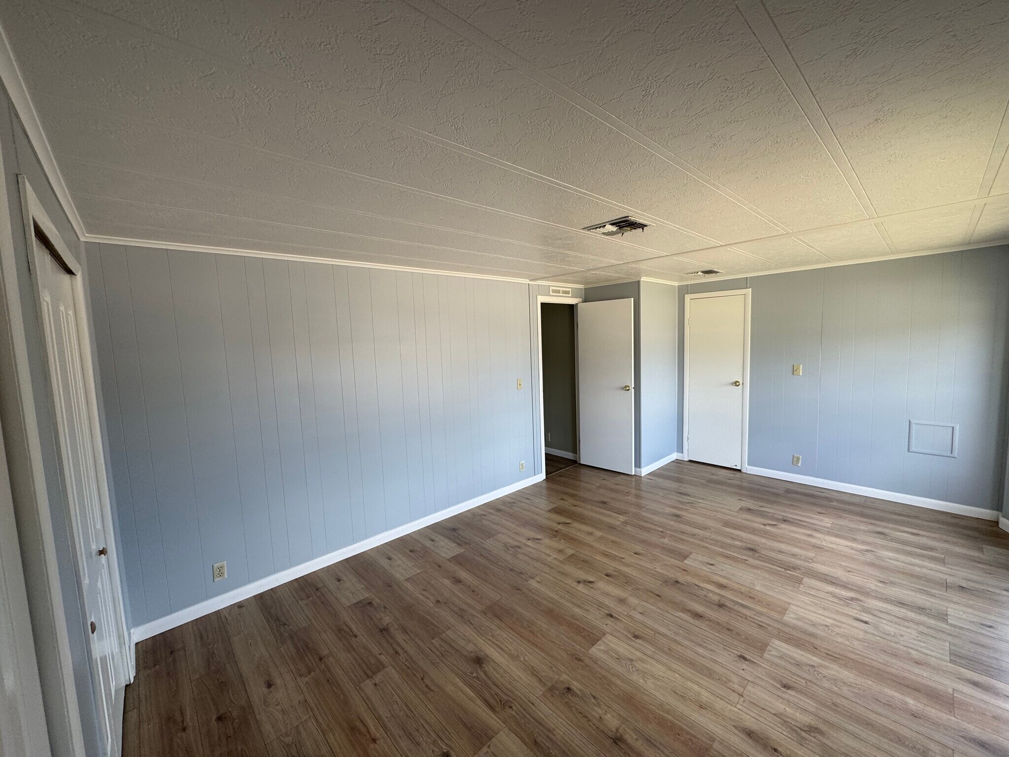 Building Photo - 10 Lake Diane Dr