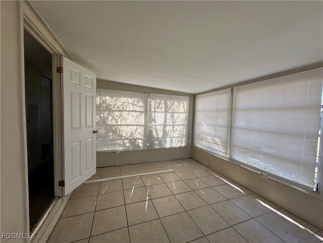 Building Photo - 333 Lantern Ln