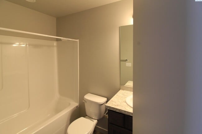 Building Photo - 3 bed, 2 bath townhome in Pasco