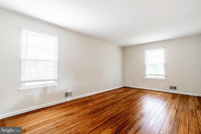 Building Photo - 10 Honey Locust Ln