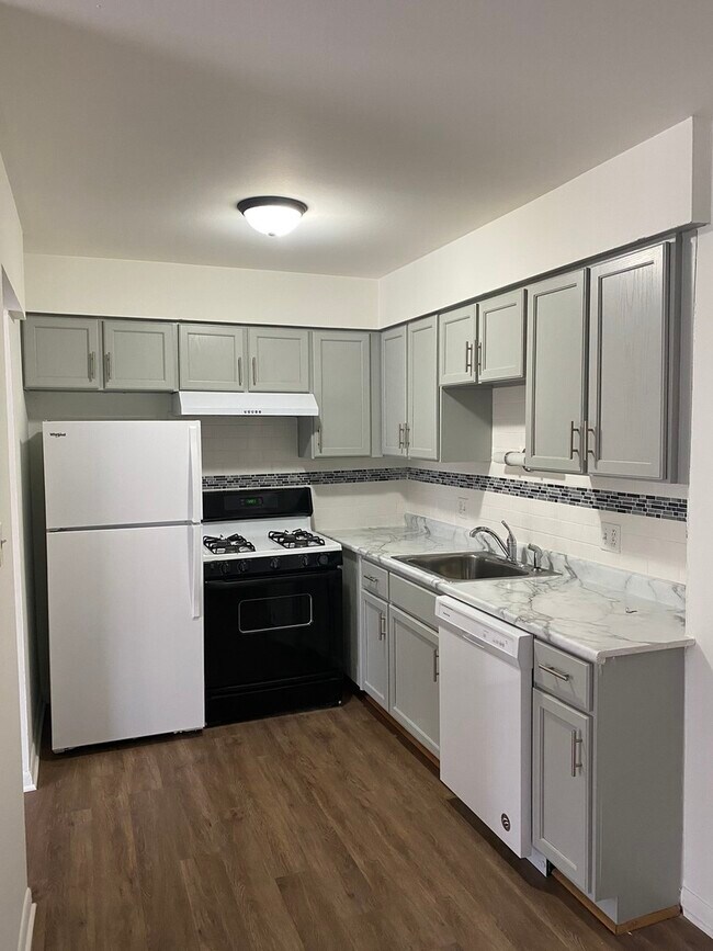 Building Photo - 10S473 Echo Ln